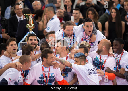 Rom, Italien. 3. Mai 2014. Napoli Team Gruppe Fußball: Napoli-Spieler feiern nach dem Gewinn der Coppa Italia (TIM Cup)-Endspiels zwischen ACF Fiorentina 1-3 SSC Napoli im Stadio Olimpico in Rom, Italien. © Maurizio Borsari/AFLO/Alamy Live-Nachrichten Stockfoto