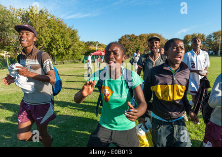 Fußball-Fans aus Khayelitsha feiert den Sieg ihrer Mannschaft, Cape Town, Südafrika Stockfoto