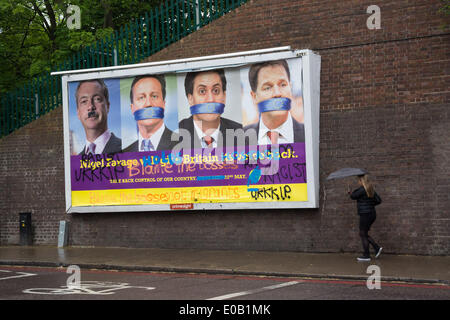 Tottenham, London UK. 8. Mai 2014. Ein Plakat zeigt eine Werbung für politische Partei UKIP ist mit dem Wort "Rassist", in Tottenham, London unkenntlich gemacht. Tottenham ist ein Londoner Stadtteil, der für seine rassische Vielfalt anerkannt wird.  Bildnachweis: Patricia Phillips/Alamy Live-Nachrichten Stockfoto