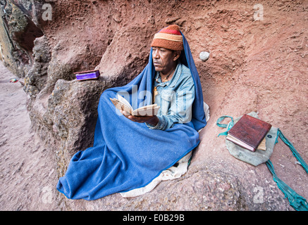Pilger, die seine Bibellektüre in Fels gehauene Bet Emmanuel in Lalibela, Äthiopien Stockfoto
