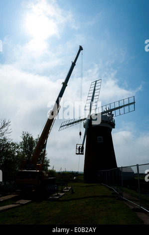 National Trust Monteure entfernen die vier Segel von 102 - jährige Windpumpe bei Horsey in Norfolk Stockfoto