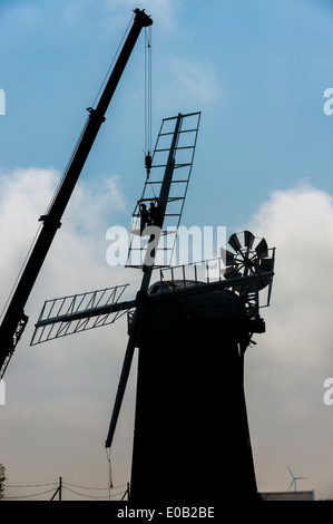 National Trust Monteure entfernen die vier Segel von 102 - jährige Windpumpe bei Horsey in Norfolk Stockfoto