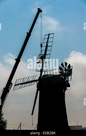 National Trust Monteure entfernen die vier Segel von 102 - jährige Windpumpe bei Horsey in Norfolk Stockfoto