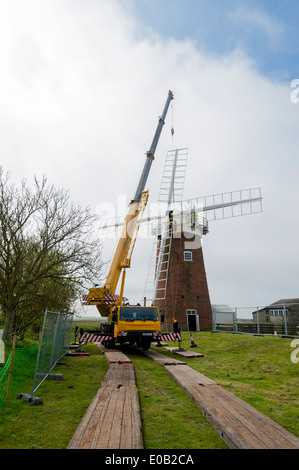 National Trust Monteure entfernen die vier Segel von 102 - jährige Windpumpe bei Horsey in Norfolk Stockfoto