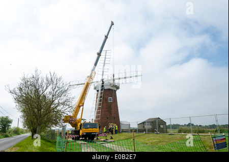 National Trust Monteure entfernen die vier Segel von 102 - jährige Windpumpe bei Horsey in Norfolk Stockfoto