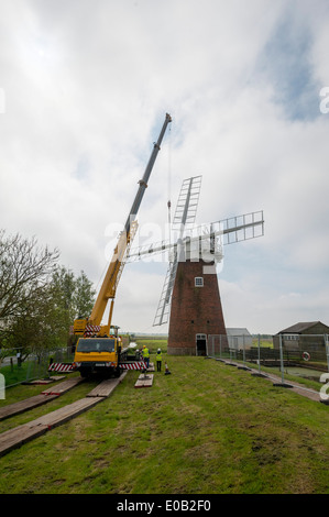 National Trust Monteure entfernen die vier Segel von 102 - jährige Windpumpe bei Horsey in Norfolk Stockfoto