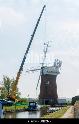 National Trust Monteure entfernen die vier Segel von 102 - jährige Windpumpe bei Horsey in Norfolk Stockfoto