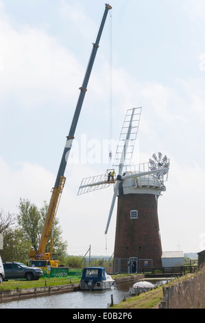 National Trust Monteure entfernen die vier Segel von 102 - jährige Windpumpe bei Horsey in Norfolk Stockfoto