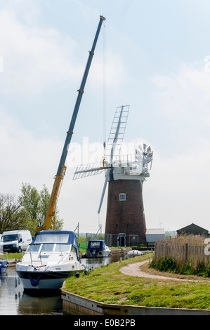 National Trust Monteure entfernen die vier Segel von 102 - jährige Windpumpe bei Horsey in Norfolk Stockfoto