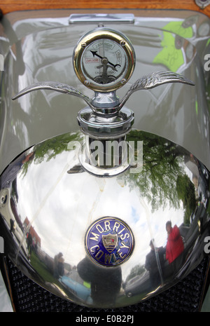 klassische geflügelten Manometer Kühlerdeckel auf Motorhaube Oldtimer Morris Cowley Stockfoto