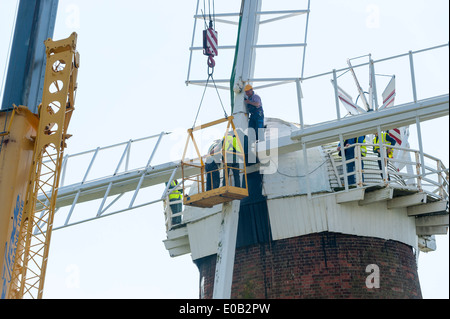 National Trust Monteure entfernen die vier Segel von 102 - jährige Windpumpe bei Horsey in Norfolk Stockfoto