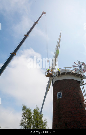 National Trust Monteure entfernen die vier Segel von 102 - jährige Windpumpe bei Horsey in Norfolk Stockfoto