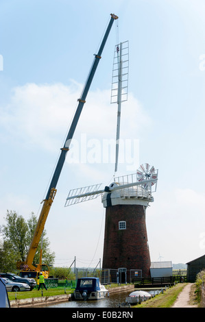 National Trust Monteure entfernen die vier Segel von 102 - jährige Windpumpe bei Horsey in Norfolk Stockfoto