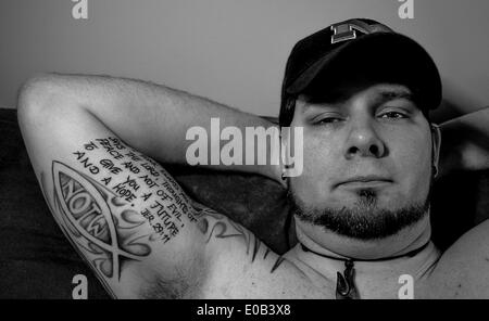 8. Januar 2014 - Columbus, MIssissippi, Vereinigte Staaten - CASEY HOLBROOKS ist ein junger christlicher Mann mit mehreren Tattoos. Alle seine Tattoos sind an Orten, wo sie leicht abgedeckt werden können. Es gibt zwei Gründe, dass HOLBROOKS sagt: 1) Respekt. Manche Leute hassen sie und ich möchte nicht es Respektlosigkeit Überzeugungen. (2) sie sind für mich. Ich habe meine Tattoos für niemanden außer mich bekommen. " Jede HOLBROOKS Tattoos hat entweder einen Grund oder eine Erinnerung dahinter. "Meine Ärmel wurde gebaut, um eine Idee. Der Vers Jeremia 29,11 auf der Innenseite der meinen Arm. Ich habe es dort als Erinnerung für mich, dass selbst wenn Dinge wie th fühlen Stockfoto