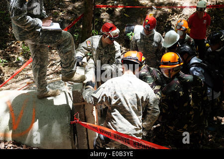 Visayas, Philippinen. 8. April 2014. Filipino militärische und zivile städtische Suche und Rettung Mannschaften führt eine Bohrmaschine von Hawaii Nationalgarde unterstützt. Eine zweiwöchige RP-US Balikatan Übungen unter der Leitung von 25 Angehörige des Militärs der Hawaii Nationalgarde, training 151 militärische und zivile städtische Suche und Rettung Mannschaften aus den Provinzen Stadt Cebu und Bohol, Philippinen. Die Weiterbildung erfolgt in der Zentrale des Central Command in Camp konnten, Barangay Apas, Central Visayas, Cebu City, Philippinen. © Chester Baldicantos/ZUMA Wire/ZUMAPRESS.com/Alamy Live-Nachrichten Stockfoto