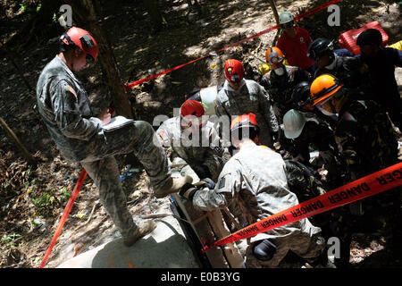 Visayas, Philippinen. 8. April 2014. Philippinische Soldaten und urban Rettung Mannschaften führt eine Suche und Rettung Betrieb Bohrmaschine von Hawaii Nationalgarde unterstützt. Eine zweiwöchige RP-US Balikatan Übungen unter der Leitung von 25 Angehörige des Militärs der Hawaii Nationalgarde, training 151 militärische und zivile städtische Suche und Rettung Mannschaften aus den Provinzen Stadt Cebu und Bohol, Philippinen. Die Weiterbildung erfolgt in der Zentrale des Central Command in Camp konnten, Barangay Apas, Central Visayas, Cebu City, Philippinen. © Chester Baldicantos/ZUMA Wire/ZUMAPRESS.com/Alamy Live-Nachrichten Stockfoto