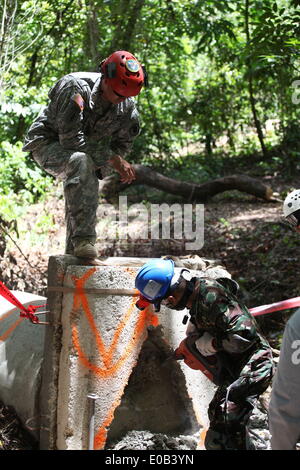 Visayas, Philippinen. 8. April 2014. Ein philippinischen Soldaten durchführen einer Seacrh und Rettung Betrieb Bohrmaschine unterstützt durch eine nationale Guard.The von Hawaii ein zweiwöchiges RP-US Balikatan Übungen unter der Leitung von 25 Angehörige des Militärs der Hawaii Nationalgarde, training 151 militärische und zivile städtische Suche und Rettung Mannschaften aus den Provinzen Stadt Cebu und Bohol, Philippinen. Die Weiterbildung erfolgt in der Zentrale des Central Command in Camp konnten, Barangay Apas, Central Visayas, Cebu City, Philippinen. © Chester Baldicantos/ZUMA Wire/ZUMAPRESS.com/Alamy Live-Nachrichten Stockfoto