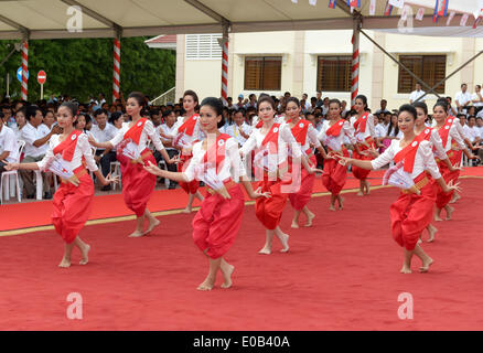 Phnom Penh, Kambodscha. 8. Mai 2014. Kambodschanische Künstler auftreten während einer Feier zum 151. Jahrestag der Welt Rotkreuz- und Rothalbmond-Tag in Phnom Penh, Kambodscha, 8. Mai 2014. Kambodscha am Donnerstag feierte die 151. Jahrestag der Welt Rotkreuz- und Rothalbmond-Tag, fordert mehr Beiträge von Spendern zur Unterstützung der humanitären Aktivitäten. Bildnachweis: Sovannara/Xinhua/Alamy Live-Nachrichten Stockfoto