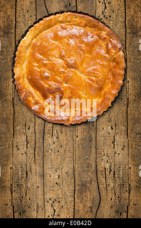 Torte, Kuchen, Torte, Basis in Auflaufform auf alte Holzplatte Stockfoto