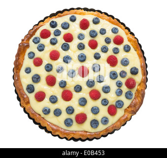 Tarte mit Himbeeren, Heidelbeeren, Vanille Pudding, Basis in Auflaufform, isoliert Stockfoto