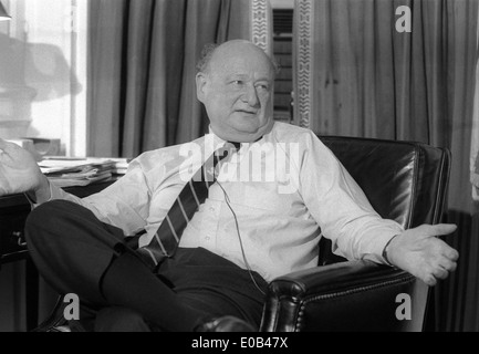 New York, NY - Dezember 1989 Ed Koch gibt seine letzte Pressekonferenz, als Bürgermeister, aus dem Büro des Bürgermeisters im Rathaus Stockfoto