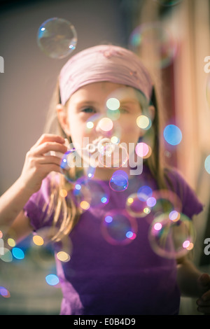 Porträt von kleinen Mädchen bläst Seifenblasen Stockfoto