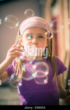 Porträt von kleinen Mädchen bläst Seifenblasen Stockfoto