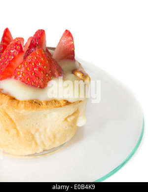 Mini-Torte mit Vanillepudding und Erdbeeren, isoliert, Seitenansicht Stockfoto