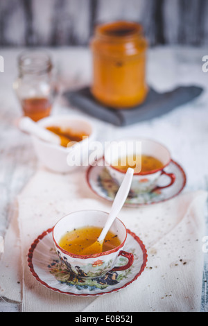 Cup of turmeric tea spiced with pepper Stockfoto