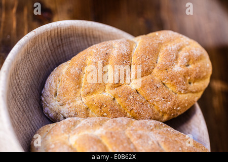 zwei Brote hausgemachtes Bauernbrot in einer Holzschale Stockfoto