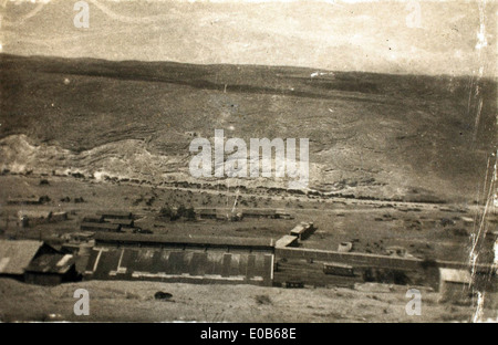 Dieses Foto zeigt die Aktivitäten der Royal Air Force (RAF) im Nahen Osten während der 1940er Jahre, die Edwin Newmans Dienst im Irak und Amman zeigt. Die RAF spielte eine entscheidende Rolle bei der Aufrechterhaltung der Luftüberlegenheit und bei der Unterstützung militärischer Operationen während des Zweiten Weltkriegs im Nahen Osten und leistete wichtige Luftunterstützung für die alliierten Bodenstreitkräfte. Stockfoto