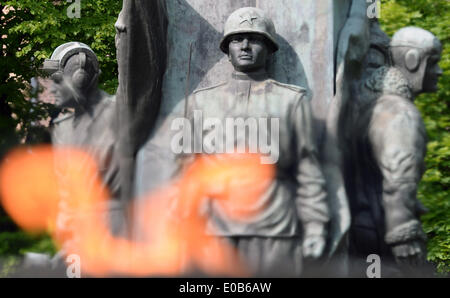 Potsdam, Deutschland. 8. Mai 2014. Ein Gedenk Feuer brennt vor einem Denkmal für die sowjetischen Soldaten gefallenen Soldaten im 2. Weltkrieg während der Gedenkfeier zum 69. Jahrestag der Befreiung vom Faschismus in Potsdam, Deutschland, 8. Mai 2014. 8. Mai 1945 markiert die förmliche Abnahme durch die Verbündeten des zweiten Weltkriegs von Nazi-Deutschlands bedingungslose Kapitulation seiner Streitkräfte. Foto: RALF HIRSCHBERGER/Dpa/Alamy Live News Stockfoto