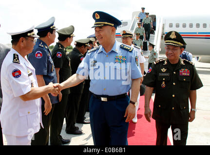 Phnom Penh, Kambodscha. 8. Mai 2014. Xu Qiliang (C), stellvertretender Vorsitzender der zentralen Militärkommission Chinas wird in Phnom Penh Militärflughafen in Phnom Penh, Kambodscha, 8. Mai 2014 begrüßt. Xu Qiliang kam hier Donnerstag Nachmittag für einen Besuch in bilateralen Beziehungen und Zusammenarbeit weiter verstärkt. © Sovannara/Xinhua/Alamy Live-Nachrichten Stockfoto