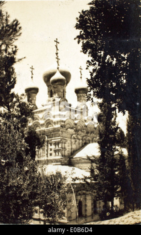 Edwin Newmans Fotografie zeigt die Kirche von Mary Magdalen in Palästina, ein Ort von historischer Bedeutung. Das Bild ist Teil seiner umfassenderen Sammlung, die den Nahen Osten dokumentiert, einschließlich der Operationen der RAF in der Region während des 20. Jahrhunderts, wobei die Schnittstelle zwischen Militär- und Kulturgeschichte in der Region hervorgehoben wird. Stockfoto