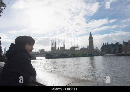 Boy von Themse, Palace of Westminster in London Hintergrund Stockfoto