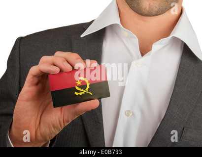 Geschäftsmann hält eine Visitenkarte Flagge Angolas Stockfoto