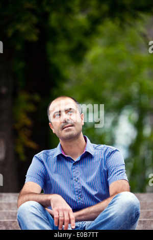 Porträt von ein gut aussehender Mann, gekleidet in Freizeitkleidung Stockfoto