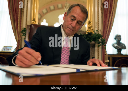 US-House Speaker John Boehner unterschreibt die parteiübergreifende Ukraine Hilfe Rechnung bevor sie an das Weiße Haus für die Abschlussaktion des Präsidenten 30. April 2014 in Washington, DC. Stockfoto