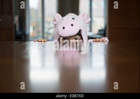 Junge im Kostüm über Tabelle Stockfoto