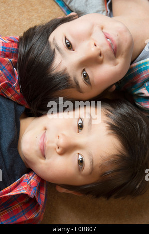 Porträt von glücklich Brüder Stockfoto