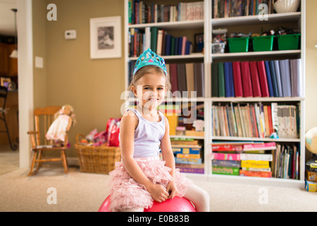 Porträt von niedlichen jungen Mädchen sitzen auf Gymnastikball Stockfoto