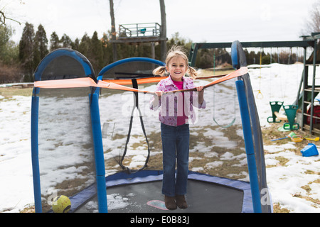 Porträt des jungen Mädchens springen auf dem Trampolin im park Stockfoto