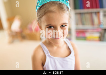 Porträt von netten jungen Mädchen Prinzessin Krone Stockfoto