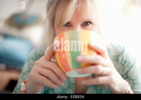 Nahaufnahme von Reife Frau Kaffee trinken Stockfoto