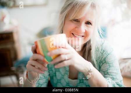 Porträt von Reife Frau mit Kaffeetasse Stockfoto