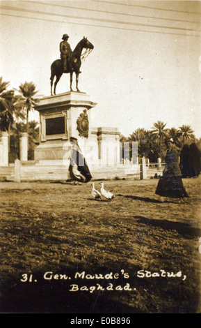 Die Statue von General Maude in Bagdad erinnert an die Rolle des britischen Offiziers während des Ersten Weltkriegs, wo er den mesopotamischen Feldzug leitete. Dieses Foto von Edwin Newman reflektiert die britische Militärgeschichte im Nahen Osten und unterstreicht die strategische Bedeutung der RAF-Operationen in der Region während des Krieges. Stockfoto