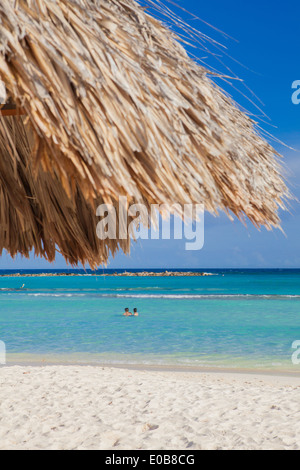 Zwei Menschen schwimmen aus Palm Beach, Aruba, kleine Antillen, Karibik Stockfoto