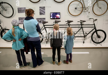 Eine Frau und drei Mädchen Blick auf eine Wand zeigt historische Fahrräder am Museum der Arbeit in Hamburg, Deutschland, 8. Mai 2014. Das Museum präsentiert die Ausstellung "Das Fahrrad - Kultur, Technologie, Mobilität" vom 9. Mai 2014 bis 1. März 2015.  Foto: AXEL HEIMKEN/dpa Stockfoto