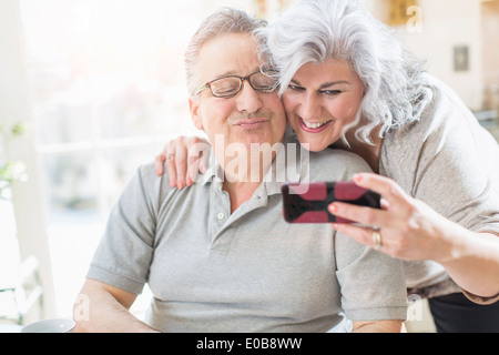 Liebevolle reife Erwachsene paar die ein Selbstporträt zu Hause Stockfoto