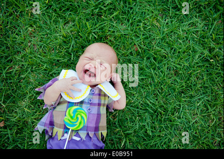 Baby liegend auf dem Rasen, Weinen Stockfoto